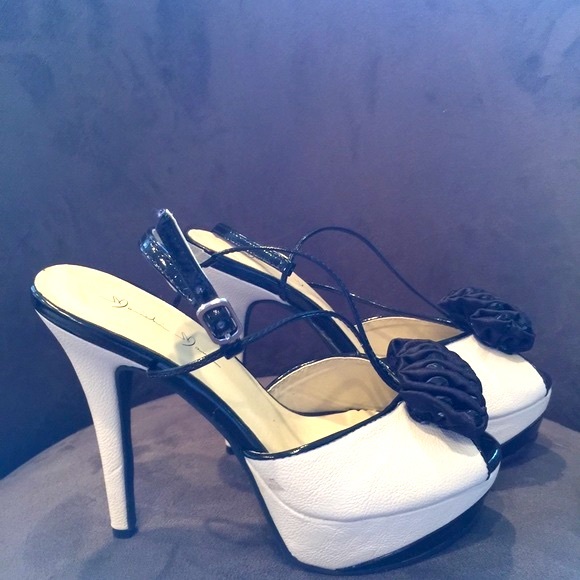 Black & White platforms. Size 6 - Picture 2 of 3